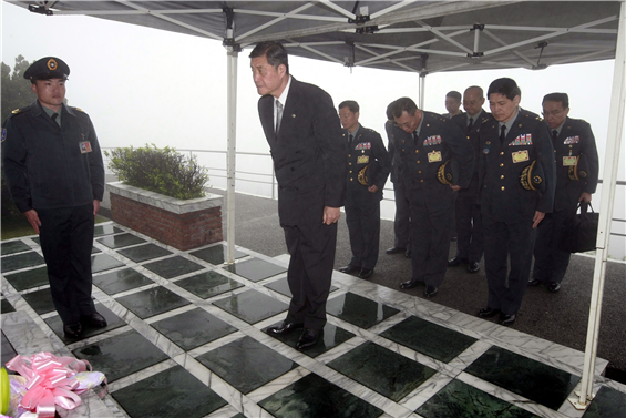 國防部長高華柱廿九日前往國軍示範公墓，弔唁故前總統嚴家淦先生，感念他對國家無私的貢獻。（軍聞社記者方正攝）