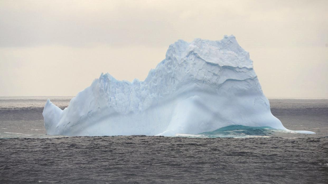 Ein Eisberg in der Antarktis. Am Nordpol steigen die Temperaturen.