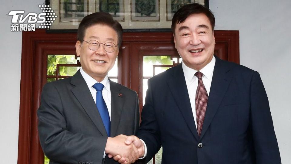 李在明與中國駐韓大使邢海明（右）。（圖／達志影像美聯社）