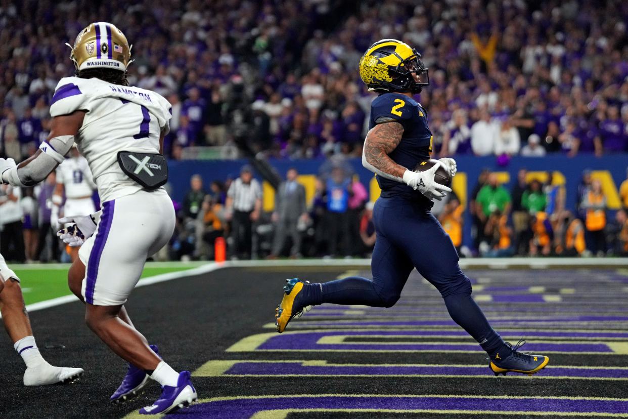 Michigan running back Blake Corum (2) runs for a touchdown during the fourth quarter.