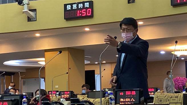 國民黨台南市議員謝龍介今天是最後一次質詢市長黃偉哲。(曹婷婷攝)