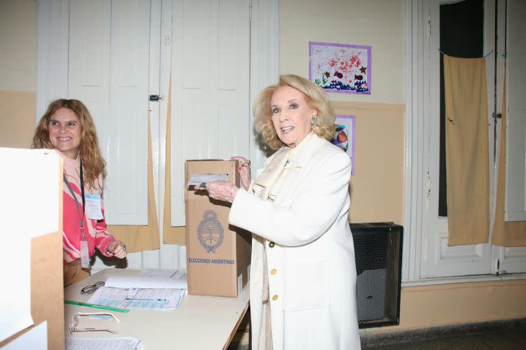 La diva de los almuerzos cumplió con su deber cívico y destacó la importancia de asistir a votar