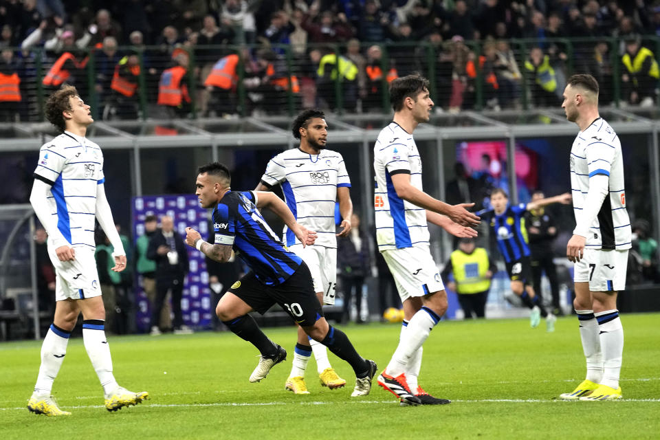 Lautaro Martínez (segundo izquierda) arranca a celebrar tras anotar el segundo gol del inter de Milán ante Atalanta en la Serie A italiana, el miércoles 28 de febrero de 2024, en Milán. (AP Foto/Antonio Calanni)