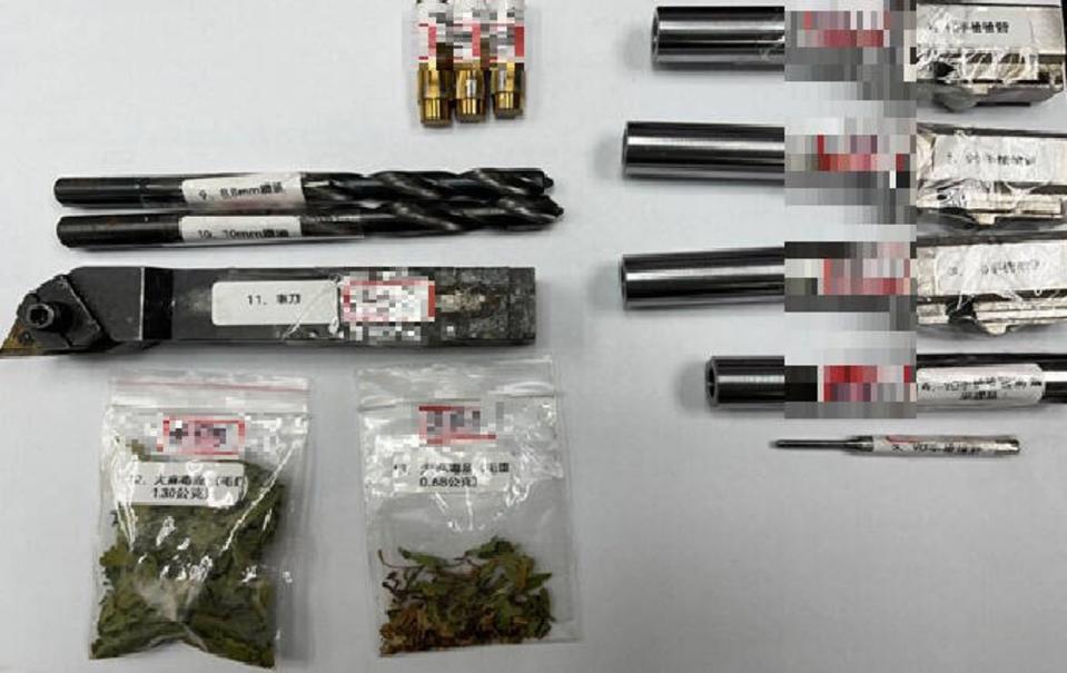 警方查扣槍管、改槍工具以及大麻等贓證物。（警方提供）