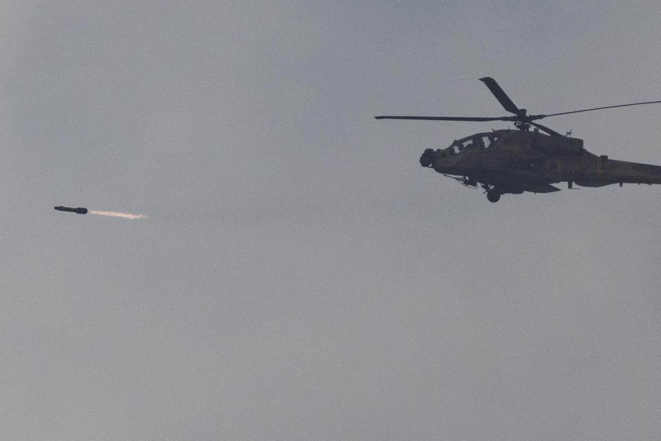 Un helicóptero israelí Apache lanza un misil en dirección de la Franja de Gaza, visto deesdee Israel, el lunes 20 de noviembre de 2023. (AP Foto/Leo Correa)