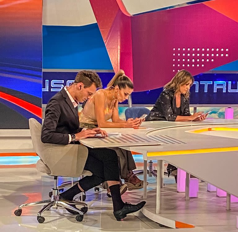 En un corte del programa, todos los panelistas atentos a sus celulares