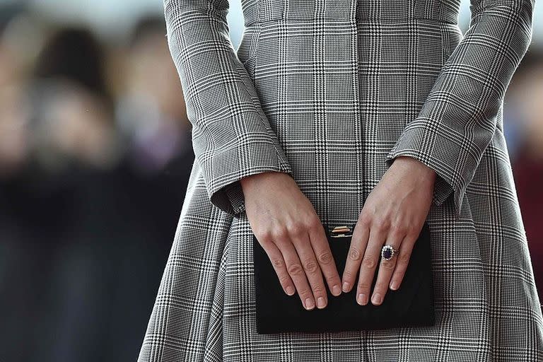 kate middleton hands