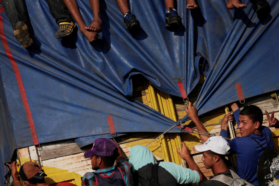 <p>Migrants, part of a caravan of thousands from Central America en route to the United States, hitchhike on a truck along the highway to Santiago Niltepec from San Pedro Tapanatepec, Mexico, Oct. 29, 2018. (Photo: Ueslei Marcelino/Reuters) </p>