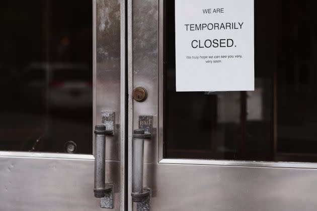 Closeup of business doors with closed sign (Photo: Rengim Mutevellioglu via Getty Images)