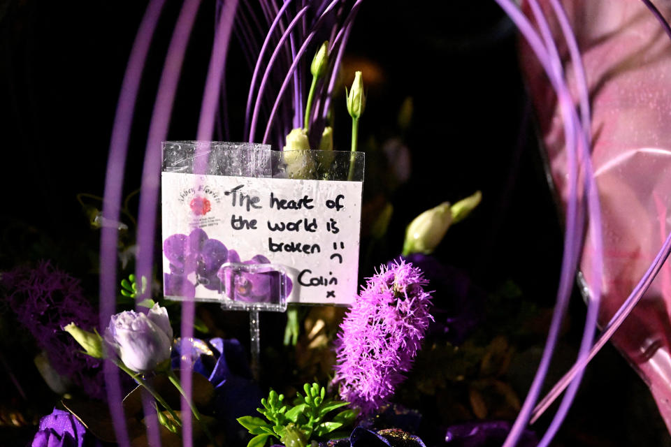 Des fleurs sont vues devant les portes du château de Hillsborough, le lieu de résidence de la reine Elizabeth II lors de sa visite en Irlande du Nord, après que le monarque britannique le plus ancien et la figure de proue du Royaume-Uni pendant sept décennies, est décédé à l'âge de 96 ans, à Royal Hillsborough, Irlande du Nord le 8 septembre 2022 .REUTERS/Clodagh Kilcoyne