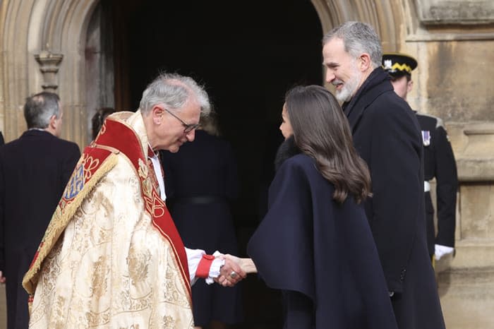 Los Reyes saludando al deán de Windsor