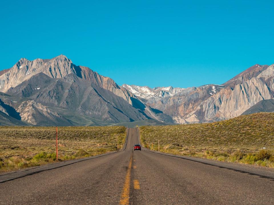 Highway 395 σε Mammoth Lakes (Επισκεφτείτε την Καλιφόρνια/Γυμνό ακτινίδιο)