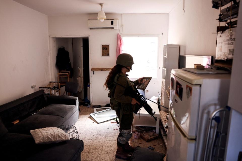 2023年10月15日，以色列一名士兵在被哈瑪斯屠村的卡法阿札（Kfar Aza）一幢屋子內。路透社