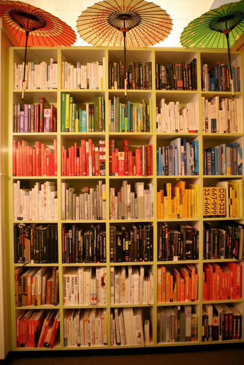 Si tienes muchos libros, arréglalos por color para crear una pieza central de decoración. / Foto: Lucía Mata