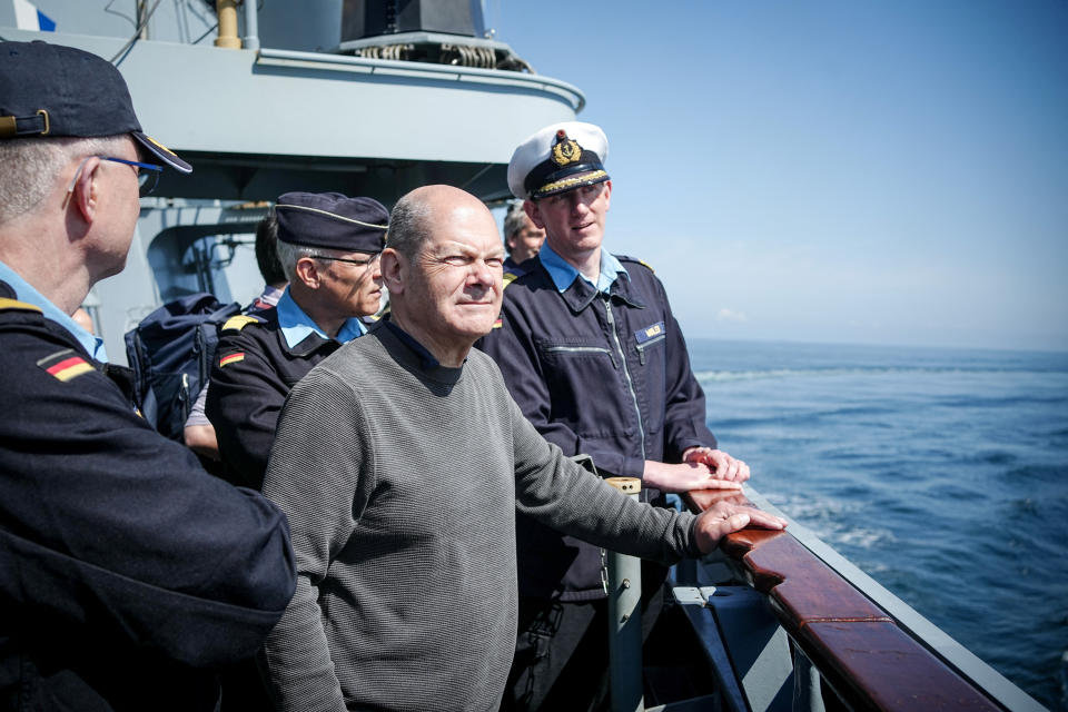 Scholz machte sich am Montag erstmals ein umfassendes Bild von den Fähigkeiten der Deutschen Marine (Bild:  Kay Nietfeld/Pool via REUTERS)