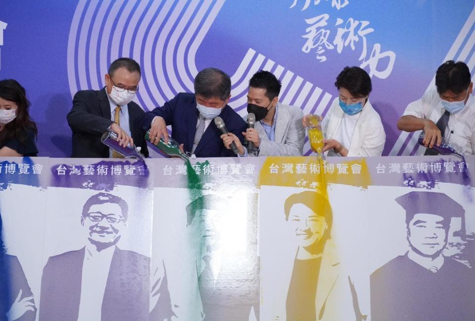 Chen Shizhong, He Zhiwei, and Huang Shanshan created sand paintings of personal portraits on stage on the day of the event, but Chen's paintings were later discarded. Browse He Zhiwei's Facebook