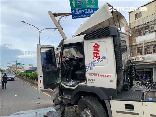 桃園市聯結車接連撞倒電線杆及變電箱。（圖／翻攝畫面）