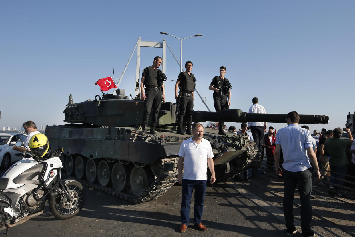 Putsch im Juli 2016: Regimetreue Polizisten stehen auf einem von Putschisten zurückgelassenem Panzer vor der Bosporusbrücke. (Bild: AP Photo)