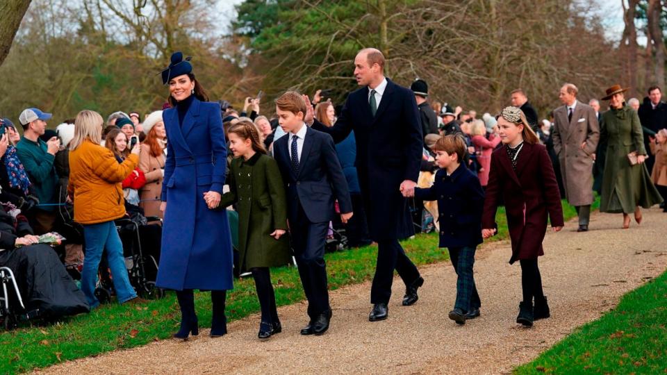 IMAGE : Kate, princesse de Galles, princesse Charlotte, prince George, William, prince de Galles, prince Louis et Mia Tindall arrivent pour la messe de Noël à l'église St. Mary Magdalene à Sandringham à Norfolk, en Angleterre, le 25 décembre.  2023. (Joe Giddens/PA via AP)