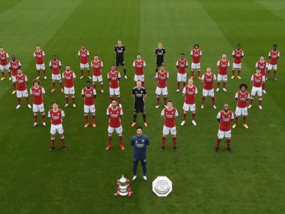 Arsenal line up for their squad photo (Arsenal/Instagram)