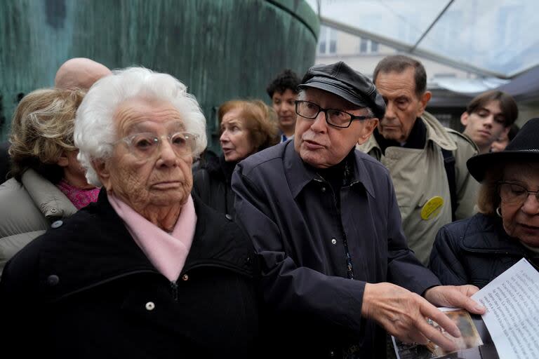 El cazador de nazis franceses Serge Klarsfeld y la sobreviviente al campo de concentración Auschwitz Esther Senot. (AP Foto/Thibault Camus)