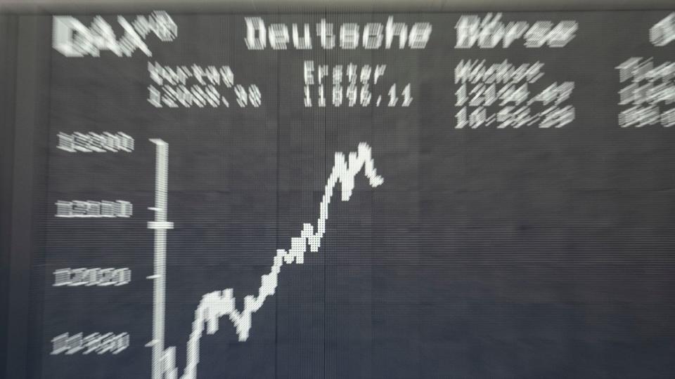 Die Dax-Kurve wird im Handelssaal der Frankfurter Börse auf der großen Tafel angezeigt.