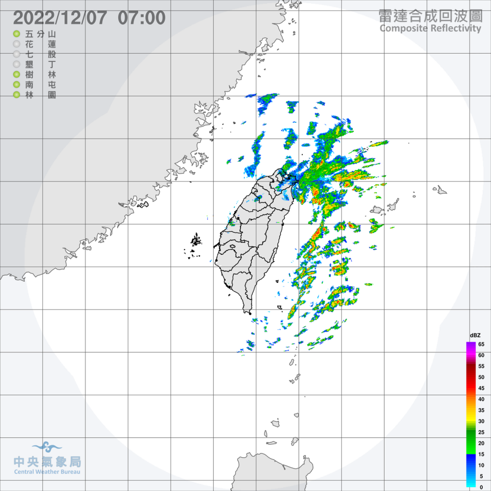 今天東北季風雖然稍稍減弱，各地早晚仍然偏涼，基隆北海岸有雨，東北部地區與大台北山區也有短暫雨，並有局部大雨發生的機率。   圖：中央氣象局/提供