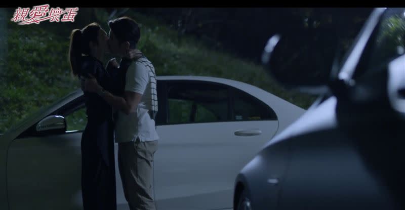 曾莞婷（左）和修杰楷在停車場激吻！