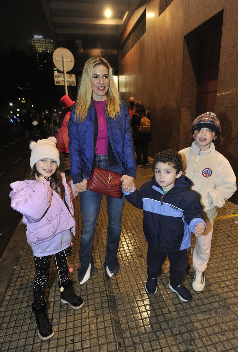 La modelo y cantante brasileña Lola Bezerra llevó a sus hijos, Josefina y Benicio, y a un amiguito a disfrutar del clásico de todos los inviernos