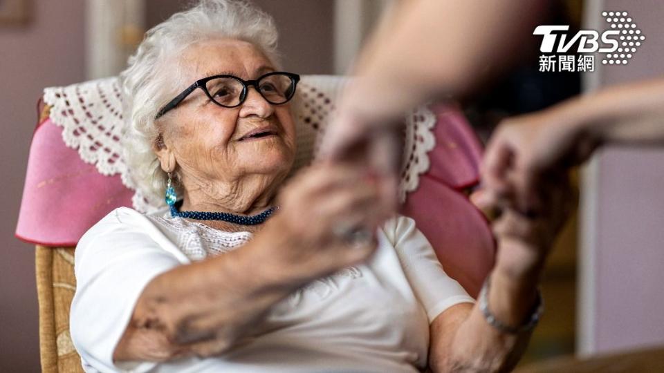 義大利89歲老婦，因患失智症認錯家門，慘遭2惡犬咬死。（示意圖，非當事人／shutterstock達志影像）