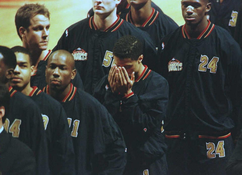Mahmoud Abdul-Rauf (centro), en 1996, cuando era jugador de los Denver Nuggets, rezando durante la interpretación del himno nacional estadounidense antes de un partido contra los Chicago Bulls