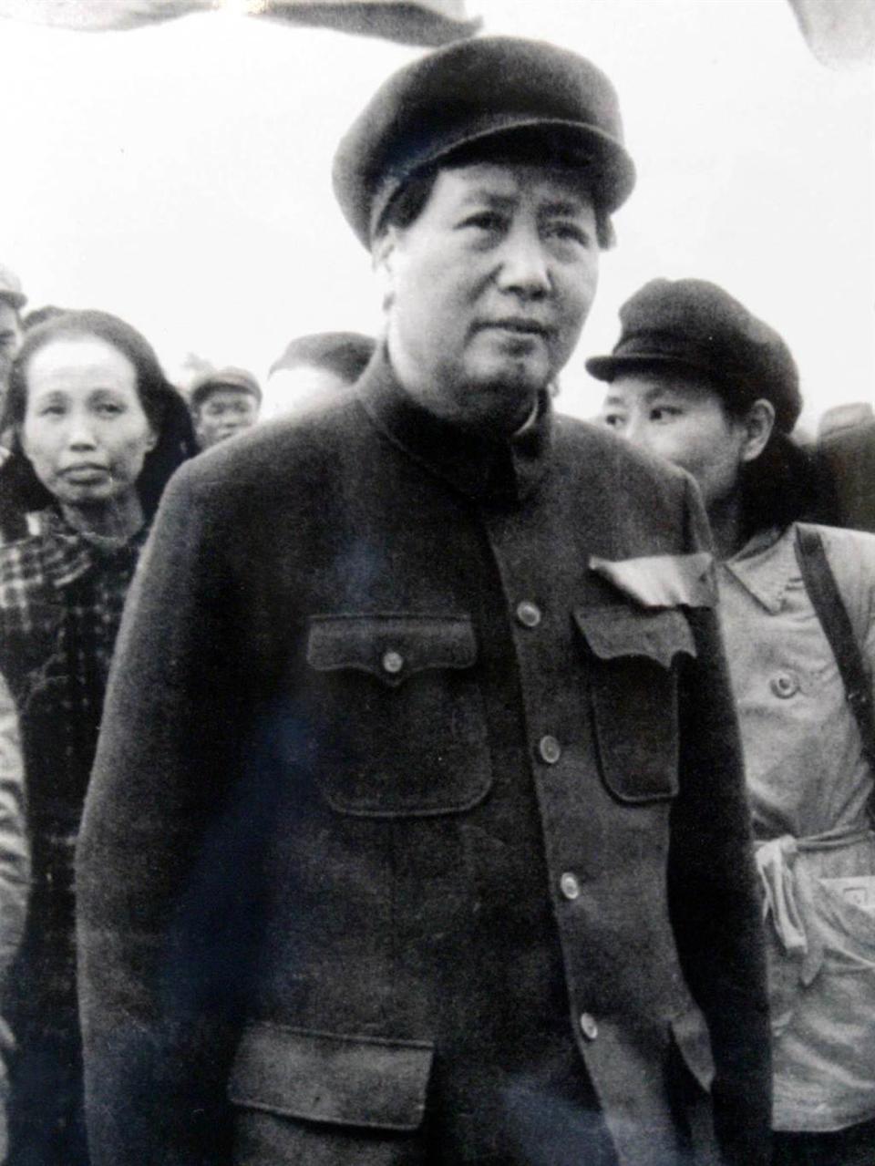文史工作者徐宗懋於2004年2月27日上午在聯勤信義俱樂部舉行「二二八事變第一主角謝雪紅珍貴照片」新書發表會。圖為北京台盟總部提供的1949年10月1日中共建國大典時，謝雪紅（左）站在毛澤東（中）身後的照片。（本報系資料照片）