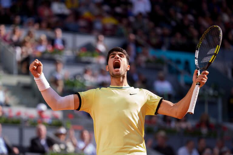 Carlos Alcaraz celebra su triunfo y el pase a los cuartos de final del Masters 1000 de Madrid