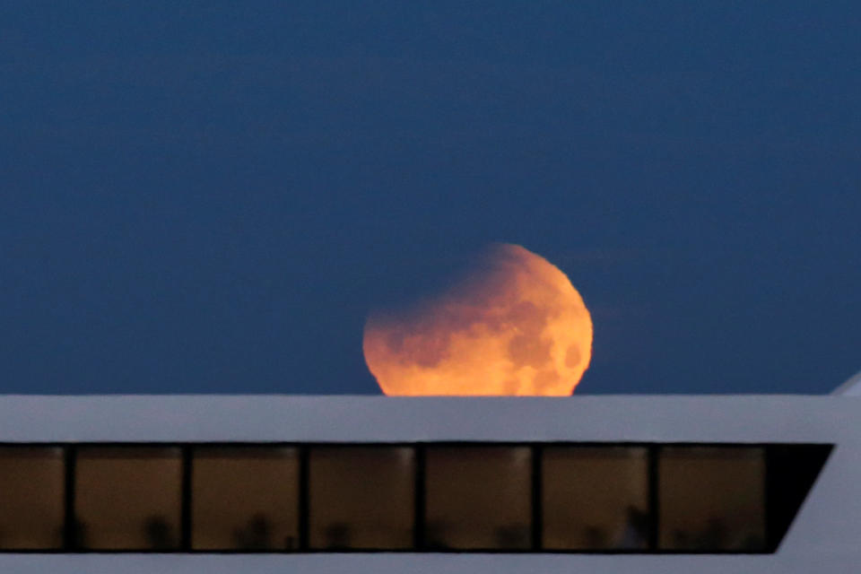 Así se ve la ‘Superluna de sangre azul’ de este 31 de enero en Brooklyn, en Nueva York (Estados Unidos). (Foto: REUTERS/Eduardo Munoz)