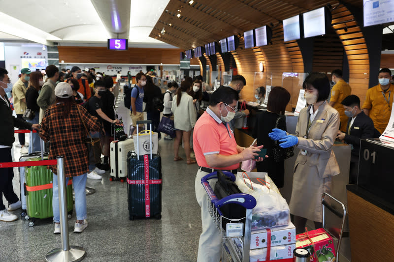 我國禁止組團赴陸旅遊的「禁團令」遲未解除，引發觀光業界不滿。圖為桃機準備出境旅客。（中央社資料照）