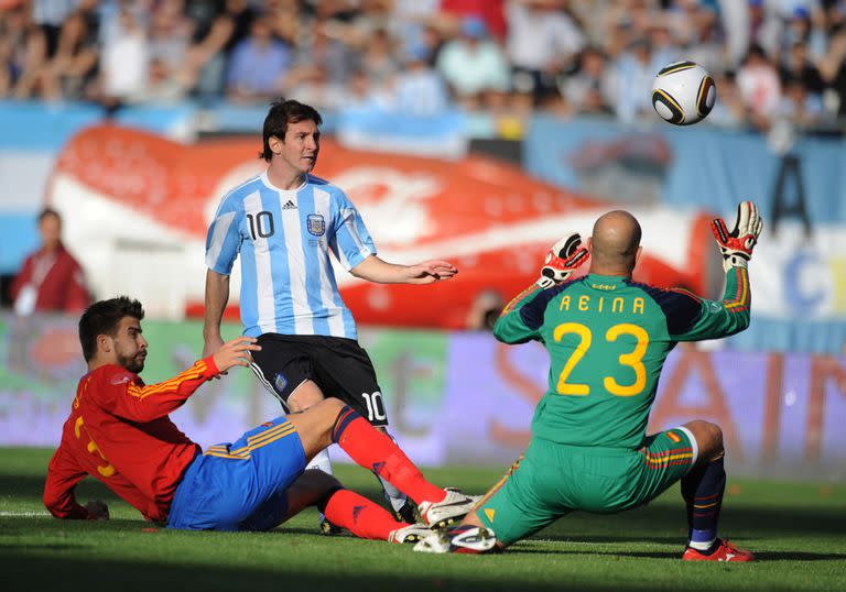 Gol de Messi a España, partido amistoso en el Monumental, año 2010
