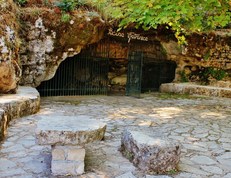 Entrada a la cueva de Vjetrenica (Bosnia-Herzegovina) 