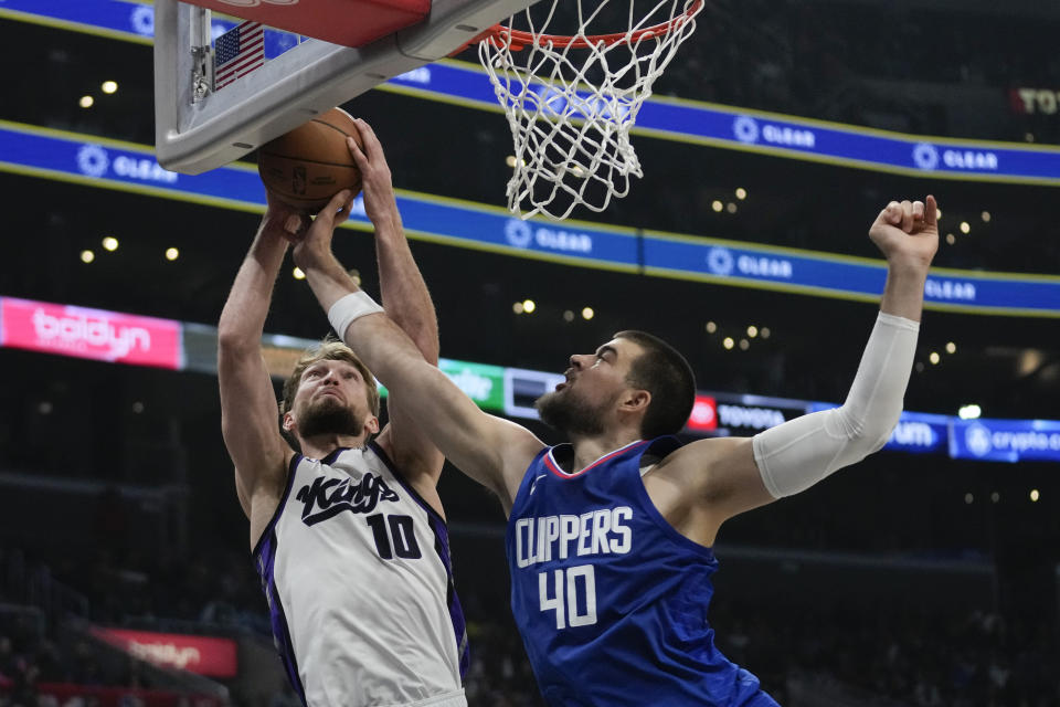 Sacramento Kings forward Domantas Sabonis (10) shoots against Los Angeles Clippers center Ivica Zubac (40) during the first half of an NBA basketball game in Los Angeles, Tuesday, Dec. 12, 2023. (AP Photo/Ashley Landis)