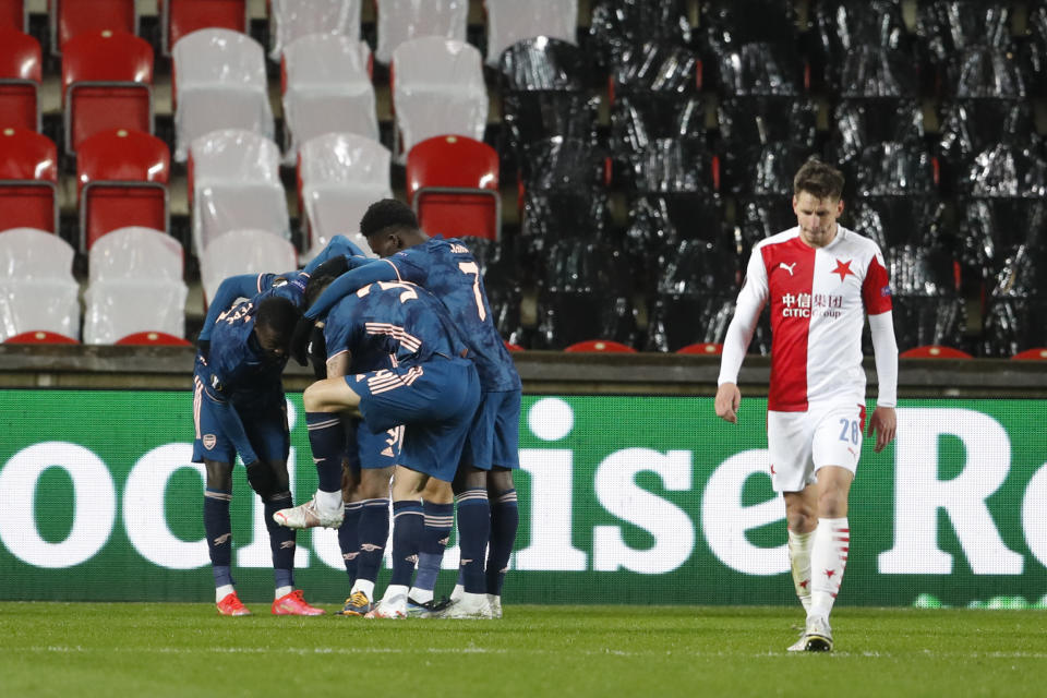 Los jugadores del Arsenal festejan un gol de Alexadre Lacazette, durante la vuelta de los cuartos de final de la Liga Europa, frente al Slavia de Praga (AP Foto/Petr David Josek)