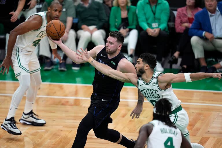 Luka Doncic, de Dallas Mavericks, disputa la pelota con Jayson Tatum, de Boston Celtics; el segundo partido de las finales de la NBA será este domingo.