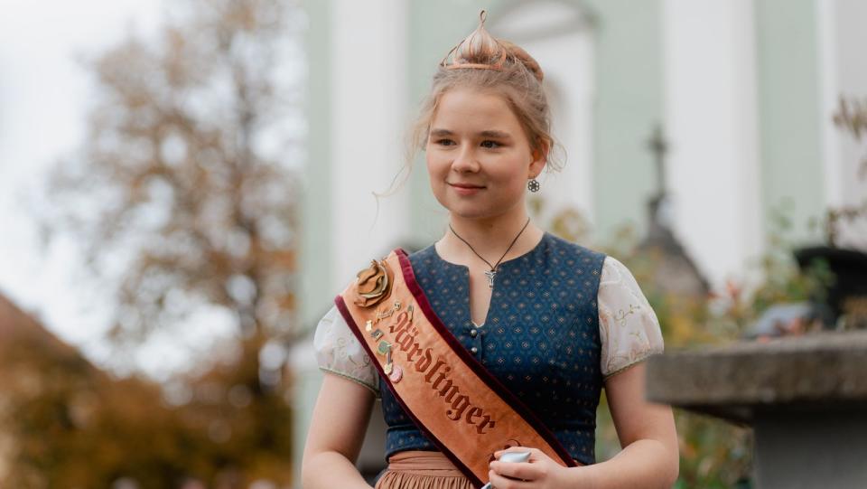 Die Nördlinger Zwiebelkönigin Annelie (Daria Vivien Wolf) bietet den Kommissaren ihre Hilfe an. (Bild: BR/Odeon Fiction GmbH/Luis Zeno Kuhn)