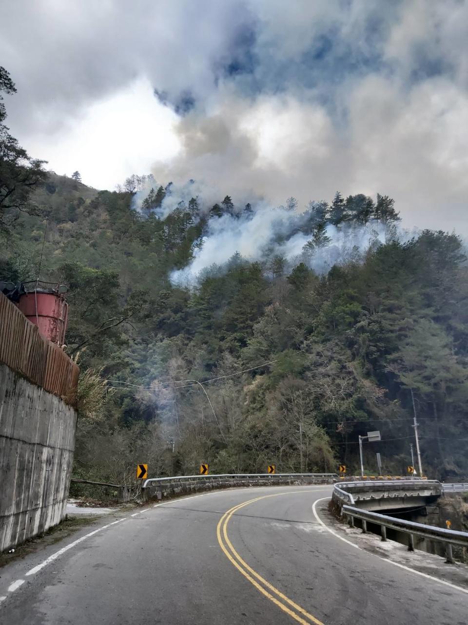 台中梨山佳陽地區火燒山，遠處即可看到森林冒出的陣陣濃煙。(中央社/東勢林管處提供)