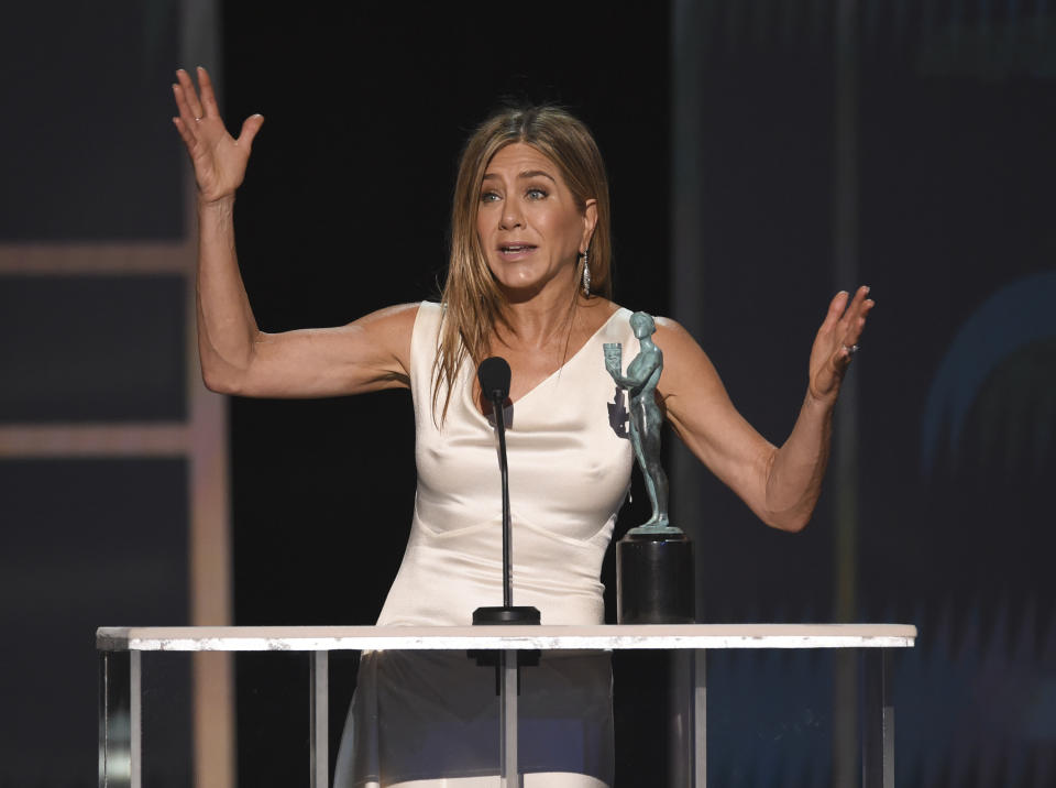 Jennifer Aniston recibe el Premio SAG a la mejor actriz en una serie de drama por "The Morning Show", el domingo 19 de enero del 2020 en Los Angeles. (Photo/Chris Pizzello)