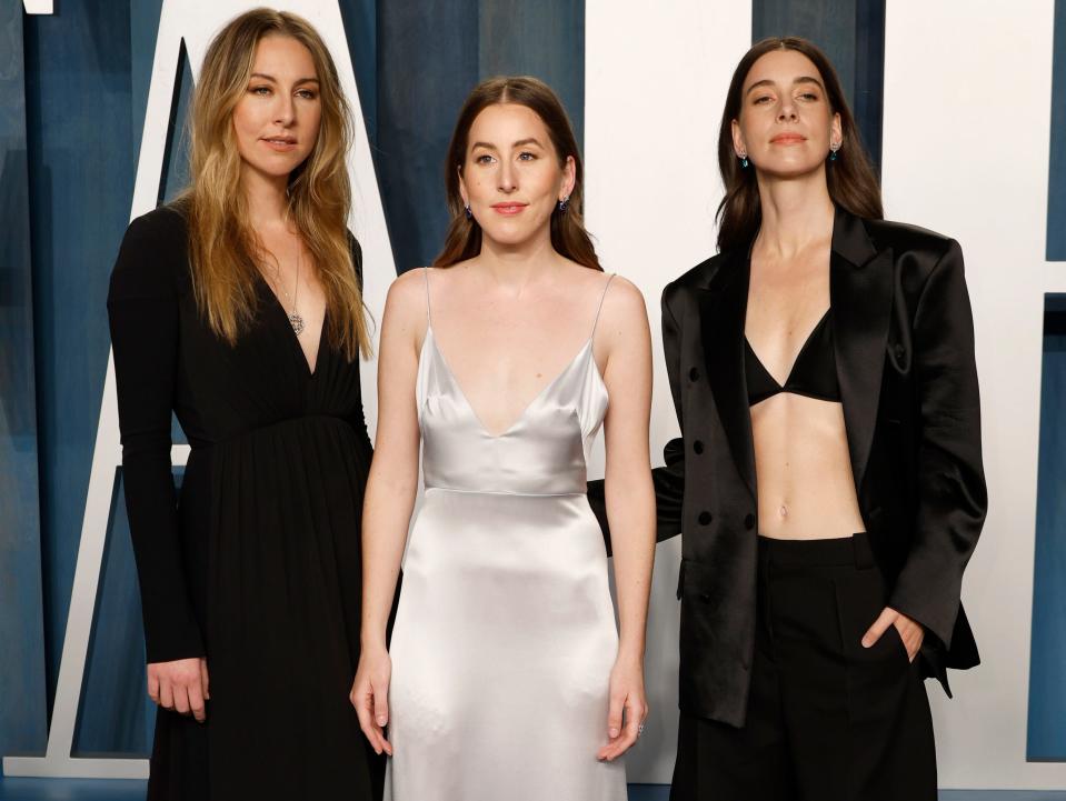 Este Haim, Alana Haim, and Danielle Haim at the 2022 Vanity Fair Oscars Party.
