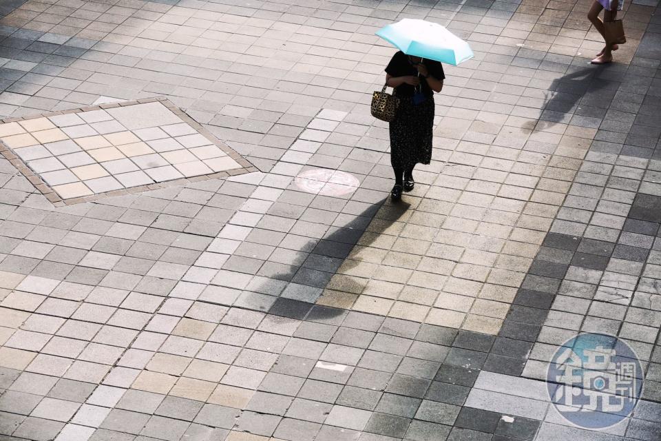 天氣炎熱，週末最高溫恐飆至37度，也要注意午後雷陣雨。（示意圖，本刊資料照）