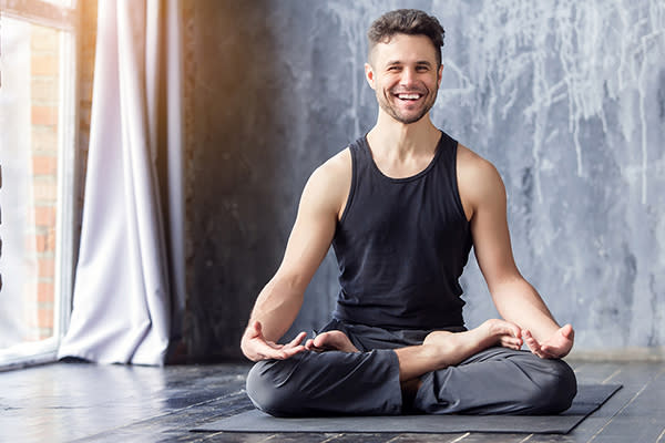 El yoga podría mejorar la vida sexual de los hombres. Foto: KarinaUvarova / iStockphoto