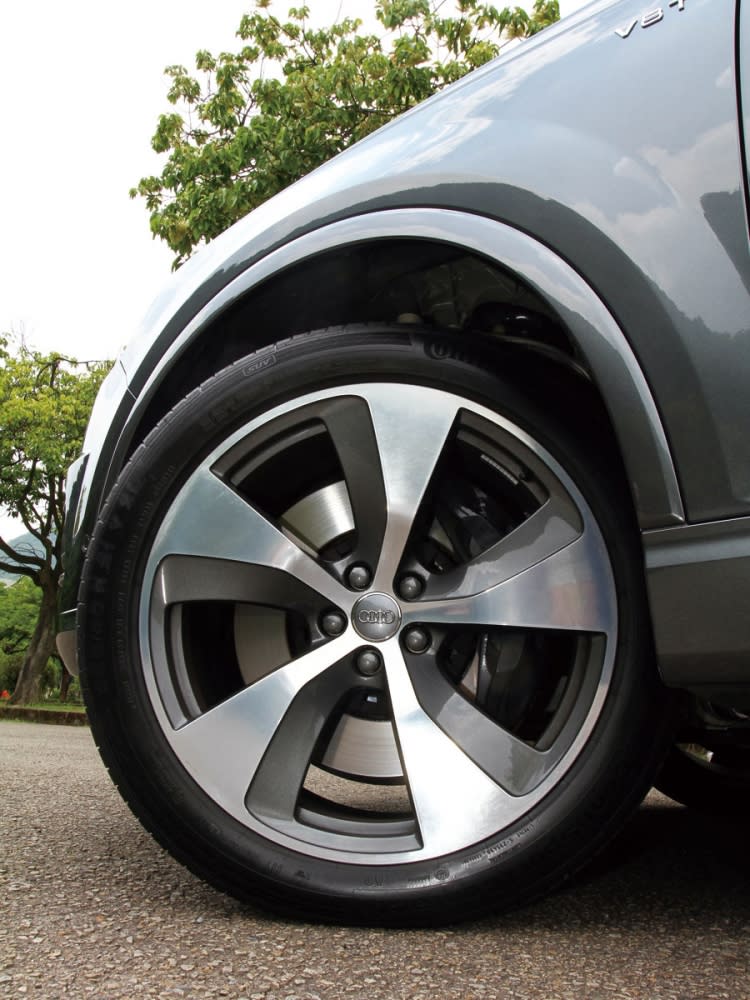 輪下標配21吋五輻渦輪設計鍛造鋁圈，配上內側Audi Sport logo灰色卡鉗。