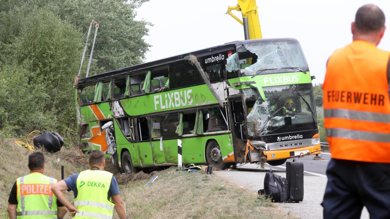 An der Unglücksstelle waren etwa 60 Helfer mehrerer Feuerwehren, Rettungskräfte und auch vier Hubschrauber im Einsatz.'Foto: Bernd Wüstneck