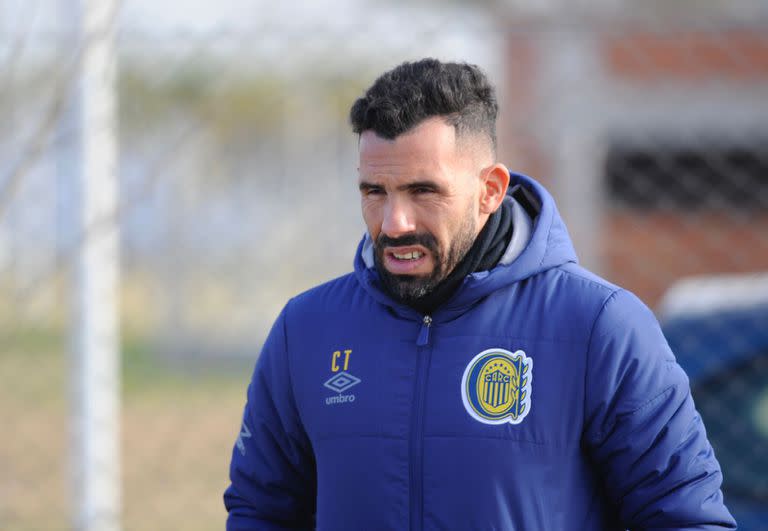 El nuevo DT de Rosario Central Carlos Tévez durante un entrenamiento.