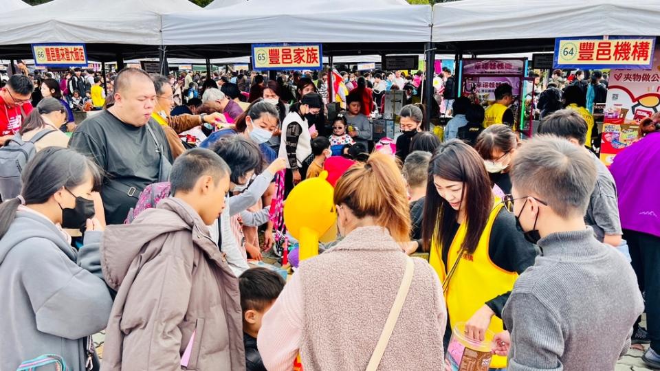 《圖說》豐邑機構義賣攤位來自機構同仁與全臺27個豐邑社區住戶們的愛心響應，捐出物資總計高達1000件物資，吸引不少民眾駐足選購。（圖／豐邑機構提供）